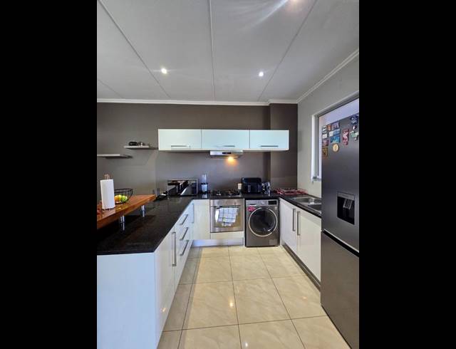 2 BEDROOM APARTMENT FOR SALE IN BRYANSTON